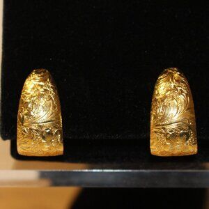 Vtg Gold-Tone Floral Engraved Clip-On Earrings Elegant Design Approx 1" x .5"